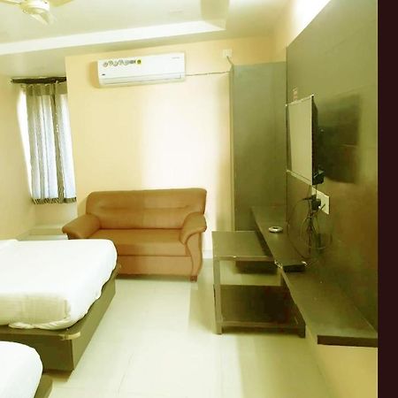 Vishnu Residency Mancherial Mancherāl Exteriör bild